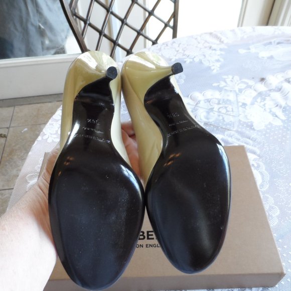 New Burberry Light Green Patent Leather Heeled Pumps Size 36.5 M - Picture 11 of 15